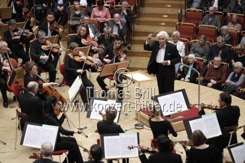 Russische Dirigent Dmitrij Kitajenko leitet das Gürzenich-Orchester Köln in Begleitung des WDR Rundfunkchor und des französischen Harfinisten Xavier de Maistre bei der Premiere von 