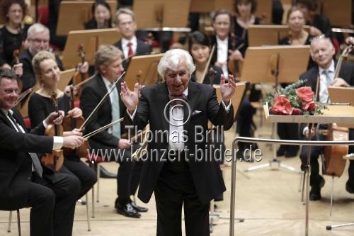 Russische Dirigent Dmitrij Kitajenko leitet das Gürzenich-Orchester Köln in Begleitung des WDR Rundfunkchor und des französischen Harfinisten Xavier de Maistre bei der Premiere von 