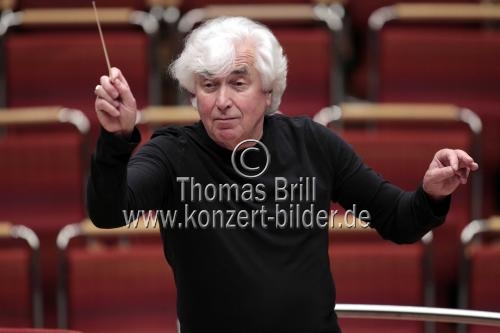 Russische Dirigent Dmitrij Kitajenko leitet das Gürzenich-Orchester Köln in der Philharmonie Köln (© Thomas Brill)