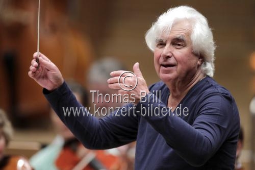 Russische Dirigent Dmitrij Kitajenko leitet das Gürzenich-Orchester Köln in Begleitung der französischen Violinisten Renaud Capuçon und Gérard Caussé in der Philharmonie Köln (© Thomas Brill)