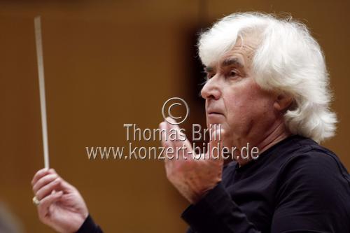 Russische Dirigent Dmitrij Kitajenko leitet das Gürzenich-Orchester Köln in der Philharmonie Köln (&copy; Thomas Brill)