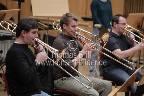Argentinische Dirigenten Emilio Pomarico leitet das Klangforum Wien in der Philharmonie Köln (© Thomas Brill)