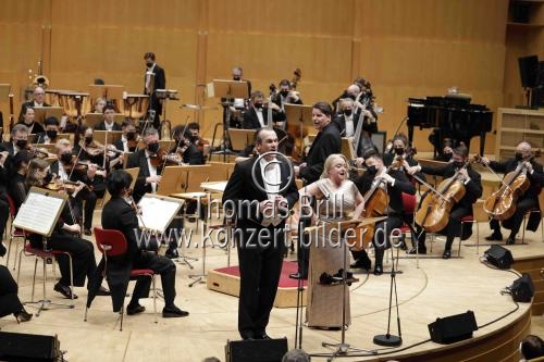 Die Solisten Natalie Karl und Matthias Klink singen in Begleitung der Nordwestdeutsche Philharmonie unter der Leitung des österreichischen Dirigenten Ernst Theis in der Kölner Philharmonie (© Thomas Brill)