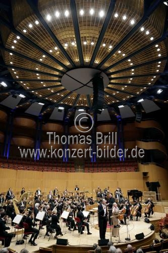 Die Solisten Natalie Karl und Matthias Klink singen in Begleitung der Nordwestdeutsche Philharmonie unter der Leitung des österreichischen Dirigenten Ernst Theis in der Kölner Philharmonie (© Thomas Brill)