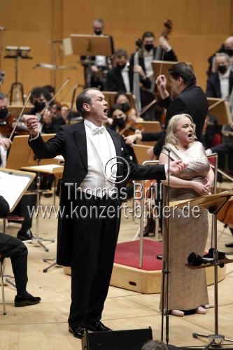 Die Solisten Natalie Karl und Matthias Klink singen in Begleitung der Nordwestdeutsche Philharmonie unter der Leitung des österreichischen Dirigenten Ernst Theis in der Kölner Philharmonie (© Thomas Brill)