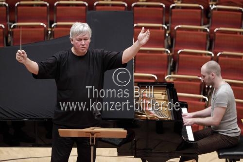 Ungarische Dirigent Zoltán Kocsis leitet die Ungarische Nationalphilharmonie des russischen Pianisten Nikolai Alexandrowitsch Tokarew in der Philharmonie Köln (© Thomas Brill)