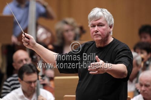 Ungarische Dirigent Zoltán Kocsis leitet die Ungarische Nationalphilharmonie des russischen Pianisten Nikolai Alexandrowitsch Tokarew in der Philharmonie Köln (© Thomas Brill)