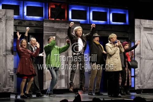 Ensemble spielt das Stück 