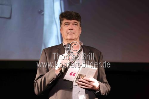 Werner Köhler (Geschäftsführer lit.COLOGNE) eröffnet die Lesung vondem  Journalisten-Ehepaar Christina Schenk und Denis Scheck und der deutsche Schauspieler Dietmar Bär und  sprechen 