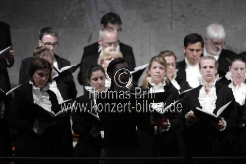 Deutsche Organist Winfried Bönig und Sängerin Elvira Bill gastieren in Begleitung des Vokalensemble Kölner Dom unter der Leitung von Eberhard Metternich anlässlich des 100. Todestag vom Max Reger im Dom zu Köln (© Thomas Brill)