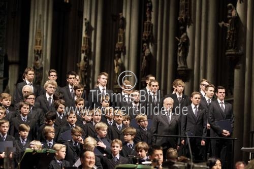 Vokalensemble Klner Dom, Domkantorei Kln und Klner Domchor begleiten das Grzenich-Orchester Kln unter der Leitung des deutschen Dirigenten Markus Stenz im Dom zu Kln (&copy; Thomas Brill)