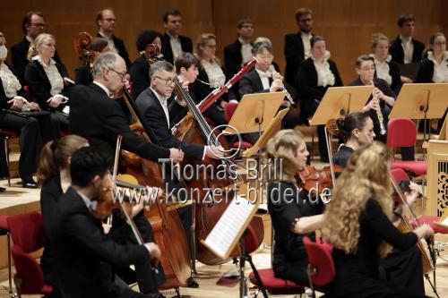 Deutsche Dirigent Eberhard Metternich leitet das Klner Kammerorchester und das Vokalensemble Klner Dom in der Klner Philharmonie (© Thomas Brill)