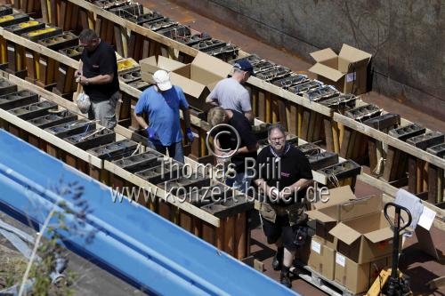 Aufbau des Feuerwerk auf dem Schiff 