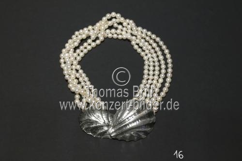 Die Ausstellung „Einfach nachhaltig. Kölner Schmuckkunst heute“ gastiert vom 3. Juli bis zum 1. August 2021 im Museum für Angewante Kunst in Köln (&copy; Thomas Brill)