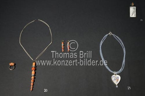 Die Ausstellung „Einfach nachhaltig. Kölner Schmuckkunst heute“ gastiert vom 3. Juli bis zum 1. August 2021 im Museum für Angewante Kunst in Köln (&copy; Thomas Brill)