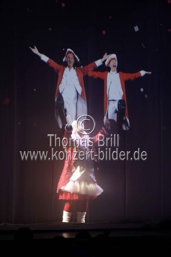 Günter Ottemeier, Ozan Akhan, Biggi Wanninger (Dschinn), Martina Klinke (Tanzmarie) spielen das Stück 