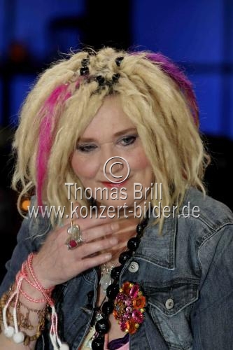 Deutsche Kabarettistin und Schauspielerin Gaby Köster ist zu Gast bei Moderatorin Bettina Böttinger im 