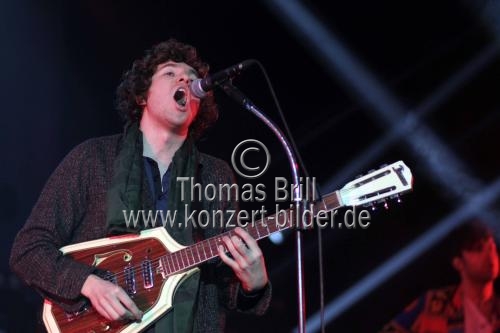 Britische Indie-Band The Kooks gastiert mit ihrem Sänger Luke Pritchard auf ihrer 