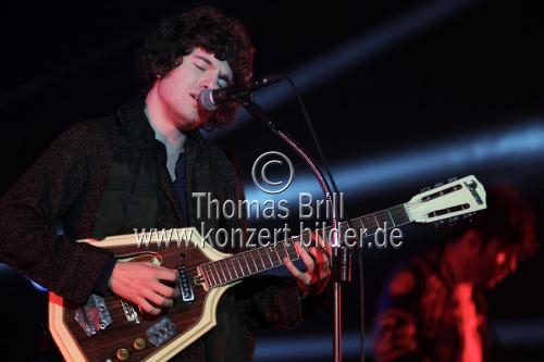 Britische Indie-Band The Kooks gastiert mit ihrem Sänger Luke Pritchard auf ihrer 