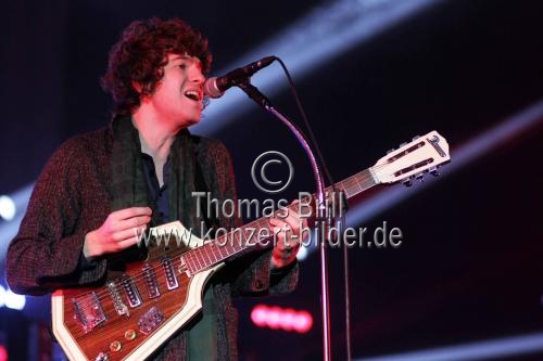 Britische Indie-Band The Kooks gastiert mit ihrem Sänger Luke Pritchard auf ihrer 