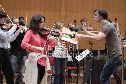 Moldawische Violinistin Patricia Kopatchinskaja gastiert in Begleitung des MusicAeterna Orchestra unter der Leitung des griechischen Dirigenten Teodor Currentzis in der Philharmonie Köln (© Thomas Brill)