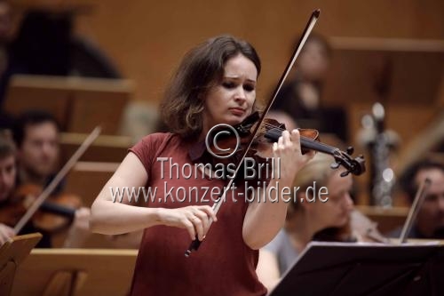 Moldawische Violinistin Patricia Kopatchinskaja gastiert in Begleitung des Mahler Chamber Orchestra unter der Leitung des schweizer Dirigenten Lorenzo Viotti in der Philharmonie Köln (&copy; Thomas Brill)