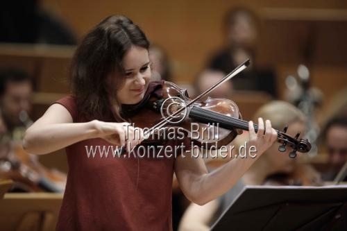 Moldawische Violinistin Patricia Kopatchinskaja gastiert in Begleitung des Mahler Chamber Orchestra unter der Leitung des schweizer Dirigenten Lorenzo Viotti in der Philharmonie Köln (&copy; Thomas Brill)