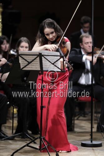 Moldawische Violinistin Patricia Kopatchinskaja begleitet das Mahler Chamber Orchestra unter der Leizung des niederländischen Dirigenten Lawrence Renes in der Philharmonie Köln (&copy; Thomas Brill)