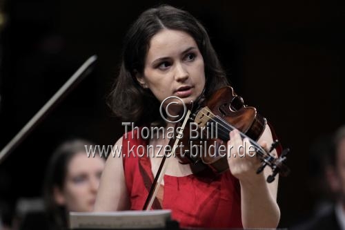 Moldawische Violinistin Patricia Kopatchinskaja begleitet das Mahler Chamber Orchestra unter der Leizung des niederländischen Dirigenten Lawrence Renes in der Philharmonie Köln (© Thomas Brill)