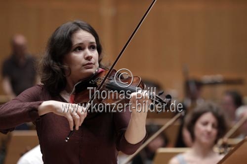 Moldawische Violinistin Patricia Kopatchinskaja gastiert in Begleitung des SWR Sinfonieorchester Baden-Baden und Freiburg unter der Leitung des griechischen Dirigenten Teodor Currentzis in der Philharmonie Köln (© Thomas Brill)
