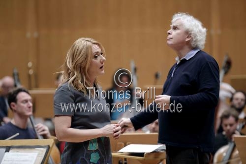 Tschechische Mezzosopranistin Magdalena Kožená gastiert in Begleitung des London Symphony Orchestra unter der Leitung des britischen Dirigenten Sir Simon Rattle in der Philharmonie Köln (© Thomas Brill)