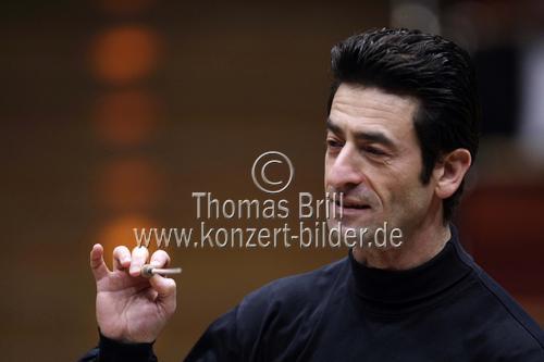 Amerikanischen Dirigent Yakov Kreizberg leitet das Nederlands Philharmonisch Orkest in Begleitung der deutschen Violinistin Julia Fischer in der Philharmonie Köln (© Thomas Brill)