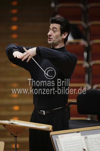 Amerikanischen Dirigent Yakov Kreizberg leitet das Nederlands Philharmonisch Orkest in Begleitung der deutschen Violinistin Julia Fischer in der Philharmonie Köln (© Thomas Brill)