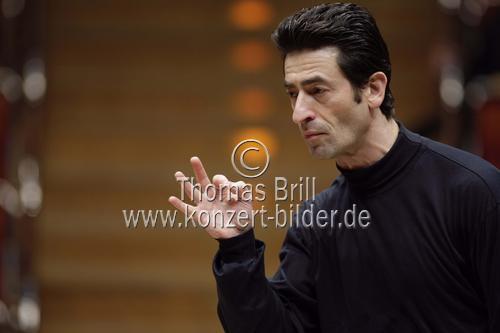 Amerikanischen Dirigent Yakov Kreizberg leitet das Nederlands Philharmonisch Orkest in Begleitung der deutschen Violinistin Julia Fischer in der Philharmonie Köln (&copy; Thomas Brill)