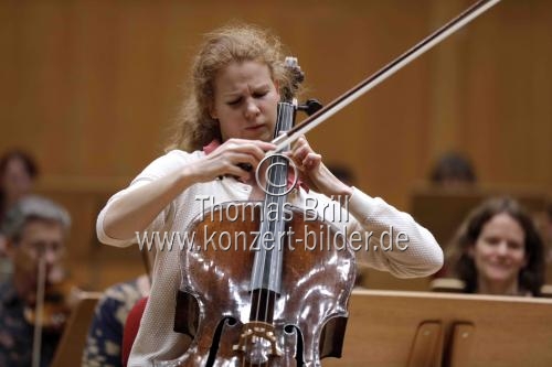 Niederländische Cellistin Harriet Krijgh gastiert in Begleitung des Orchesters der Academy of St Martin in the Fields unter der Leitung des britischen Dirigenten Sir Neville Marriner in der Philharmonie Köln (&copy; Thomas Brill)