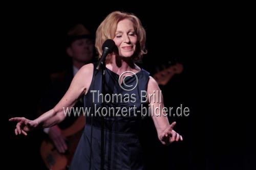 Deutsche Schauspielerin, Kabarettistin und Sängerin Maren Kroymann gastiert auf ihrer 