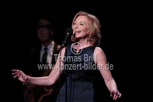 Deutsche Schauspielerin, Kabarettistin und Sängerin Maren Kroymann gastiert auf ihrer 