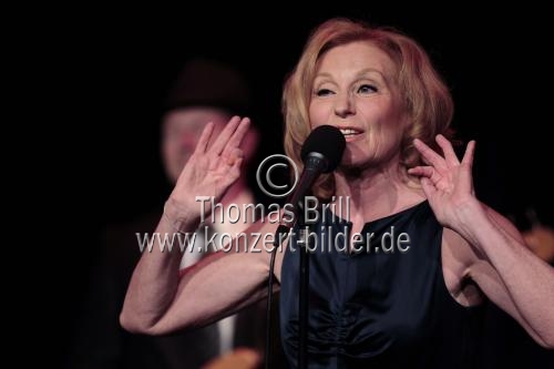 Deutsche Schauspielerin, Kabarettistin und Sängerin Maren Kroymann gastiert auf ihrer 