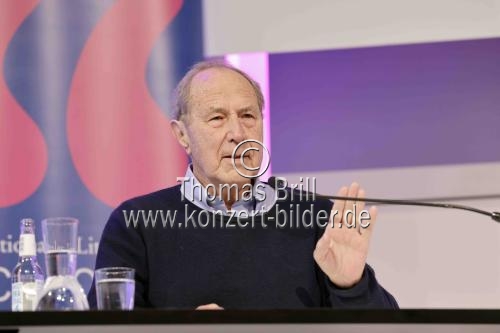 Deutsche Schriftsteller Michael Krüger erzählt Elke Heidenreichbei der Lesung von „Jeder Mensch ist eine kleine Gesellschaft“ aus einem reichen Leben im Rahmen der lit.COLOGNE in der Flora Köln (&copy; Thomas Brill)