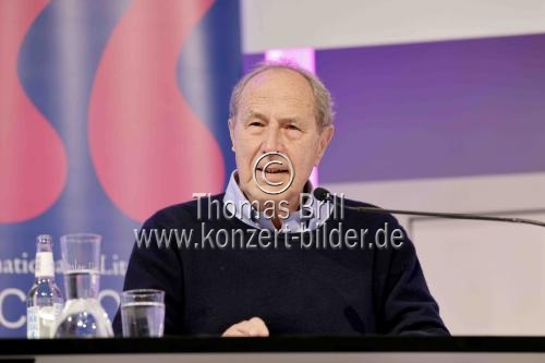 Deutsche Schriftsteller Michael Krüger erzählt Elke Heidenreichbei der Lesung von „Jeder Mensch ist eine kleine Gesellschaft“ aus einem reichen Leben im Rahmen der lit.COLOGNE in der Flora Köln (&copy; Thomas Brill)