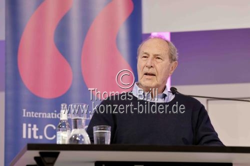 Deutsche Schriftsteller Michael Krüger erzählt Elke Heidenreichbei der Lesung von „Jeder Mensch ist eine kleine Gesellschaft“ aus einem reichen Leben im Rahmen der lit.COLOGNE in der Flora Köln (&copy; Thomas Brill)