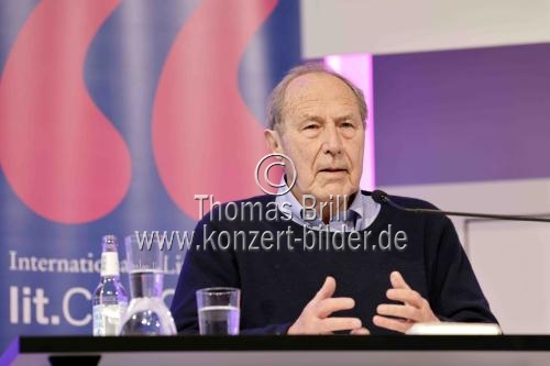 Deutsche Schriftsteller Michael Krüger erzählt Elke Heidenreichbei der Lesung von „Jeder Mensch ist eine kleine Gesellschaft“ aus einem reichen Leben im Rahmen der lit.COLOGNE in der Flora Köln (&copy; Thomas Brill)