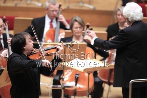 Russische Violinist Sergej Krylov gastiert in Begleitung des Gürzenich-Orchester Köln unter der Leitung des russischen Dirigenten Dmitrij Kitajenko in der Philharmonie Köln (© Thomas Brill)