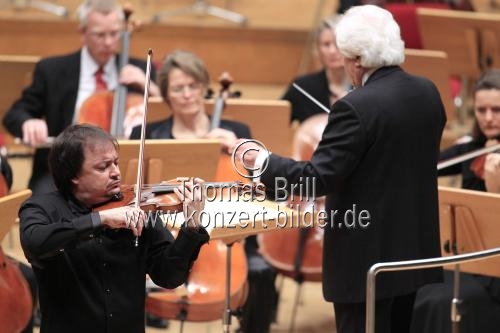 Russische Violinist Sergej Krylov gastiert in Begleitung des Gürzenich-Orchester Köln unter der Leitung des russischen Dirigenten Dmitrij Kitajenko in der Philharmonie Köln (© Thomas Brill)