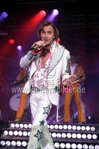 Deutsche Schlagersänger Dieter Thomas Kuhn gastiert mit seiner Band auf seiner 