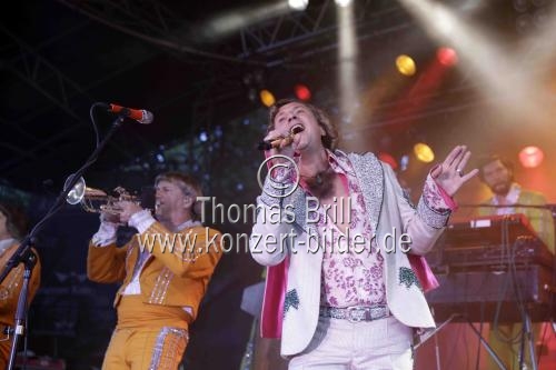 Deutsche Schlagersänger Dieter Thomas Kuhn gastiert mit seiner Band auf seiner 