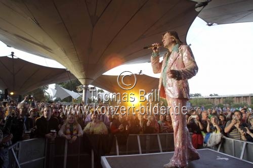 Deutsche Schlagersänger Dieter Thomas Kuhn gastiert mit seiner Band auf seiner 