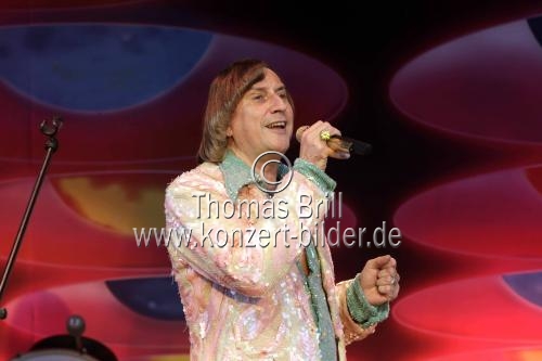 Deutsche Schlagersänger Dieter Thomas Kuhn gastiert mit seiner Band auf seiner 