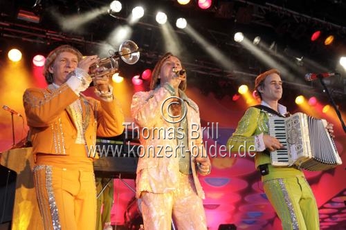 Deutsche Schlagersänger Dieter Thomas Kuhn gastiert mit seiner Band auf seiner 