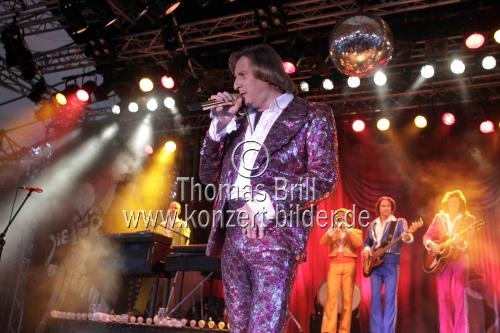 Deutsche Schlagersnger Dieter Thomas Kuhn gastiert mit seiner Band auf seiner ãHier ist das LebenÒ-Tour Open Air am Tanzbrunnen Kln (&copy; Thomas Brill)